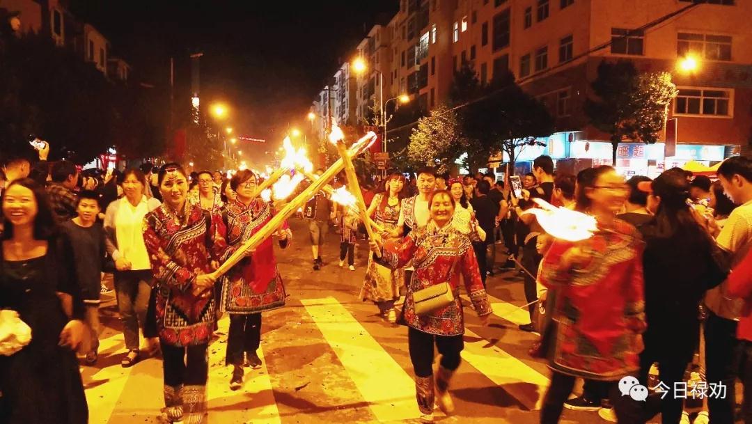 禄劝县2018年火把节隆重启幕 激情火把点燃狂欢夜