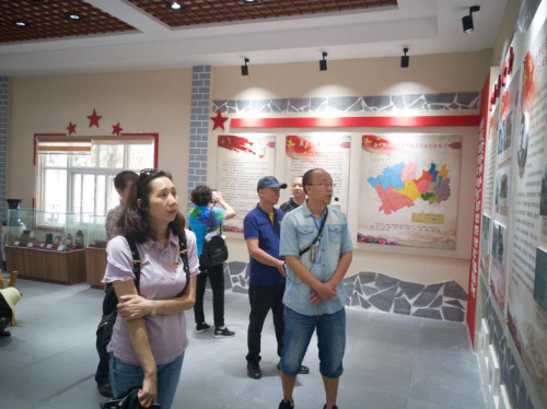 晋宁区委统战部到甸中觅耻冲滇中革命旧址开展主题党日活动