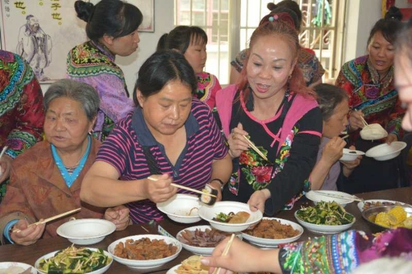 永和里社区居民品尝民族风味