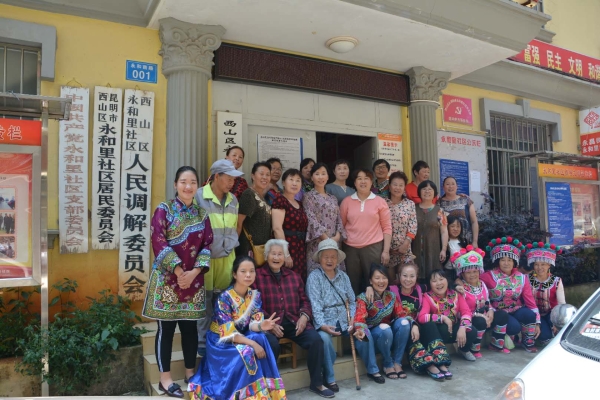 永和里社区居民为这个难忘的日子留下一张全家福