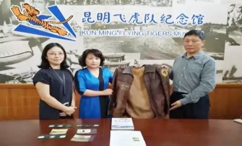 陈灿培先生再次捐赠文物.webp