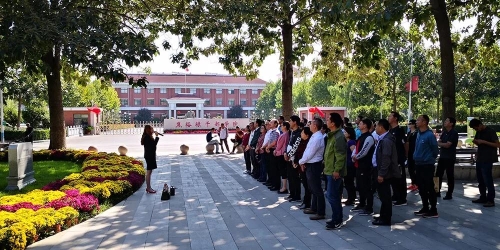培训班全体学员来到焦桐广场