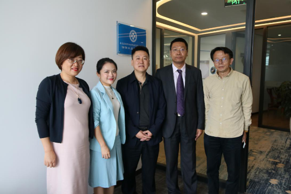 盘龙区新的社会阶层代表人士联谊会法律从业者专联会在俊发中心十二层北京盈科（昆明）律师事务所揭牌。