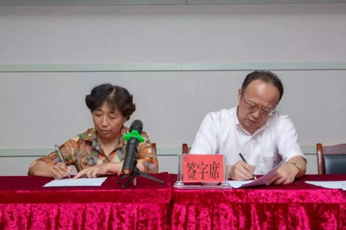 与社各基层组织签订目标责任书。