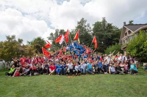 举办第二届趣味运动会。
