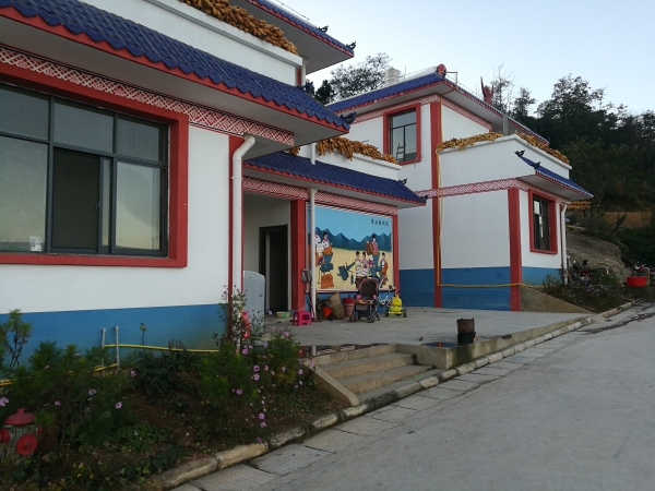 西山区委统战部“挂包帮”的苗族村率先建成美丽乡村