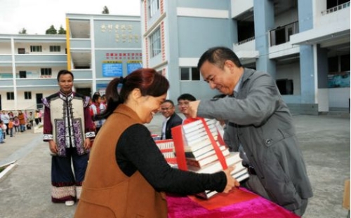 县委常委、统战部部长毕富兴捐赠图书