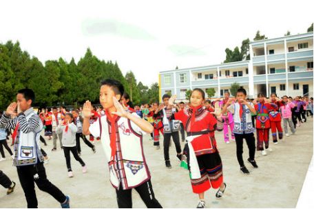 观看民族团结课间舞