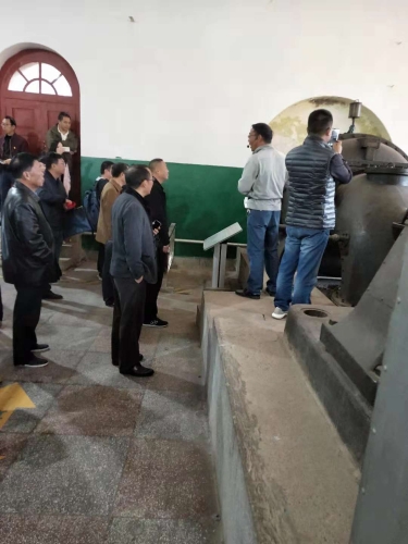党员们在解说员的带领下参观水电站