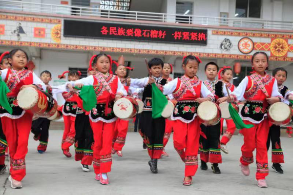 彝绣、月琴、秧佬鼓已经成为学生“通识课程”
