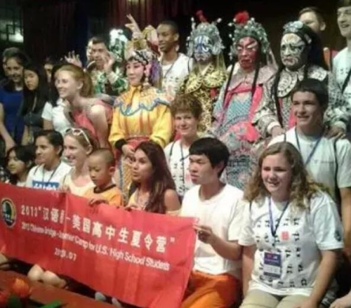 外国学生观看滇剧演出 外国学生观看滇剧演出