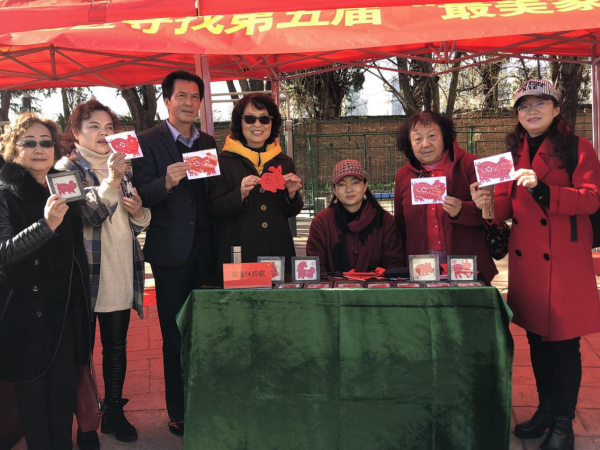侨联志愿者与传统手工艺人合影