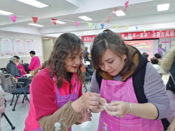 台胞台属和社区群众一起包饺子