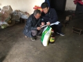 常务副部长陈铸武和结对帮扶农户拉家常、讲政策。