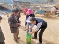 部务委员、机关党委书记尹朝晖，驻村干部刘盛为农户送去春节慰问物资。