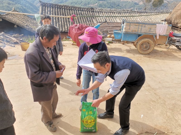 部务委员、机关党委书记尹朝晖，驻村干部刘盛为农户送去春节慰问物资。