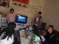 市台办朱嘉楠询问贫困户子女上学情况。