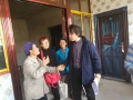 工商经济处王力在贫困户家关心她的身体好不好。