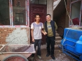 市台办副主任高云龙和贫困户握手道别。