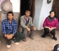 工商经济处成求真在贫困户家中拉家常。