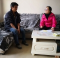 市台办唐顺琼和农户拉家常。