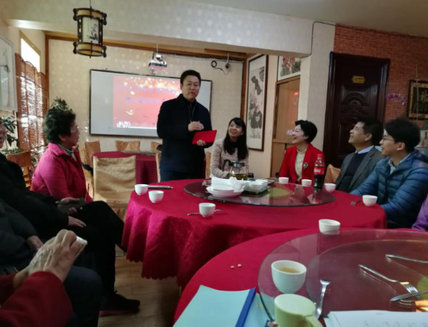 区委统战部钱宏俊部长为新当选的17名区台联第六届理事会理事颁发了荣誉证书