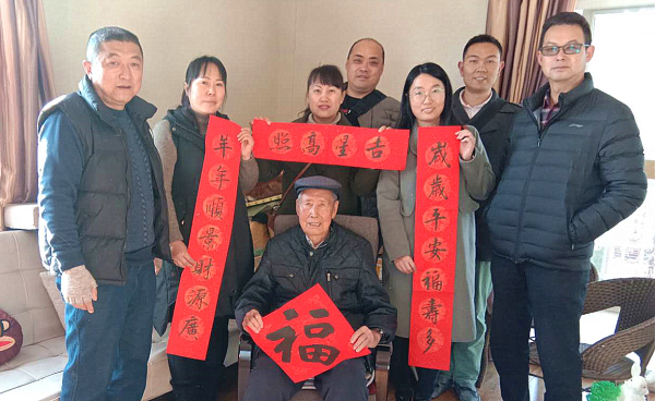 由民革党员韦昌毅亲手书写的春联送给老人 由民革党员韦昌毅亲手书写的春联送给老人