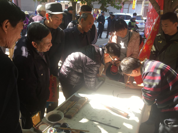 知联会会员为村民现场作画