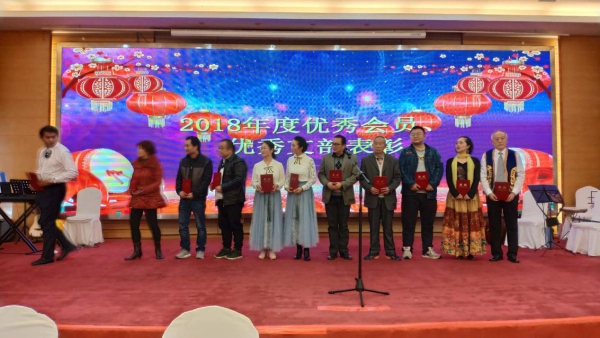 会领导分别为获奖会员和支部颁发了荣誉证书