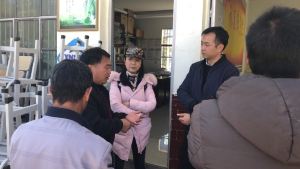 村委会书记向民建呈贡区基层委主委杨杨介绍全村脱贫情况