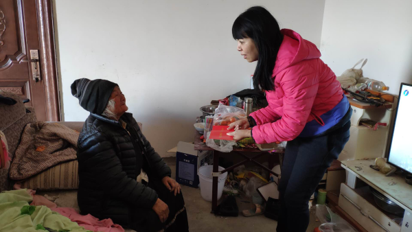 为贫困户送去了盘龙区宗教界爱心人士的捐赠金
