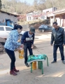 慰问人员在送上慰问品