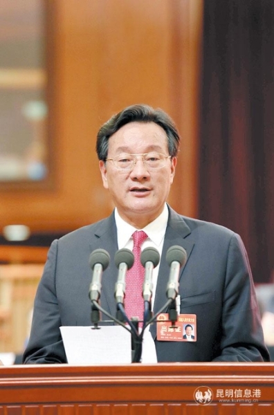 拉玛·兴高作市人大常委会工作报告。