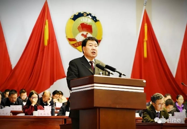禄劝县政协主席张庆学向大会报告工作。