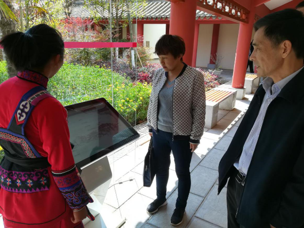 中医药文化展馆少数民族讲解员进行介绍