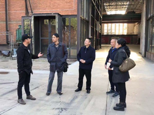 在昆明871创意工场，昆明祥照文化产业发展有限公司副总从保川（左一）给调研组成员介绍园区规划建设和发展情况。