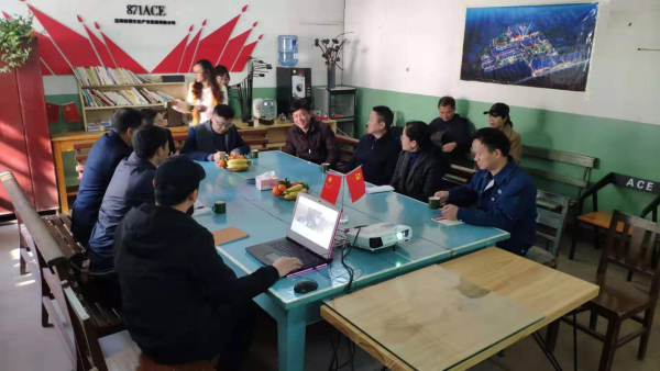 与新阶层代表人士座谈交流。