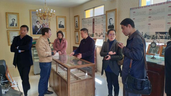 龙泉文化研究院院长洪海波（左二）介绍“院士之乡”规划建设情况。