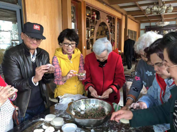 全体参会人员一起动手包饺子