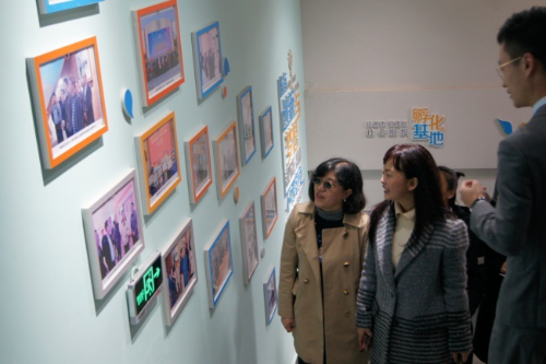 调研组一行通过听取讲解实地参观
