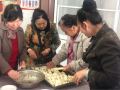 大家一起动手包饺子