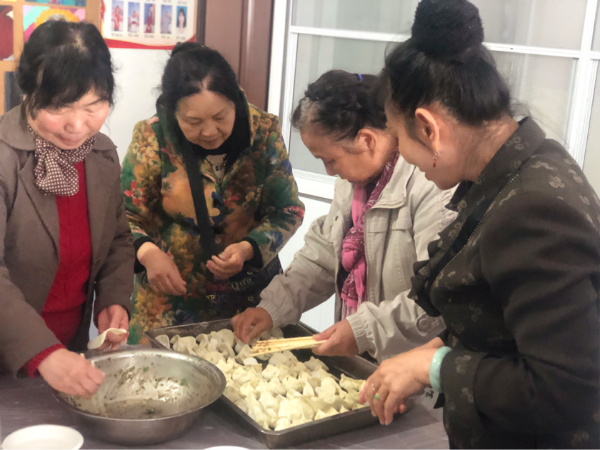大家一起动手包饺子