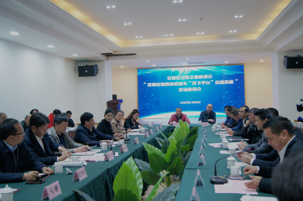 与民营企业家代表谈心交心