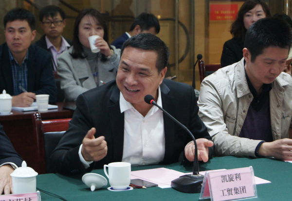 民营企业家代表在座谈会上畅所欲言