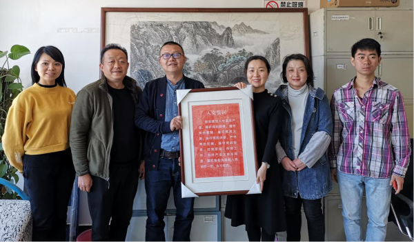 传拓非遗传承人张衡向盘龙区委统战部赠送“入党誓词”传拓作品