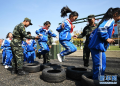4月12日，学生在活动现场体验障碍训练。 在第四个“全民国家安全教育日”来临之际，重庆市九龙坡区白市驿镇第二小学的300余名学生走进武警重庆总队执勤第一支队机动大队参观体验，近距离感受军旅生活，接受国防教育。 新华社记者 王全超 摄