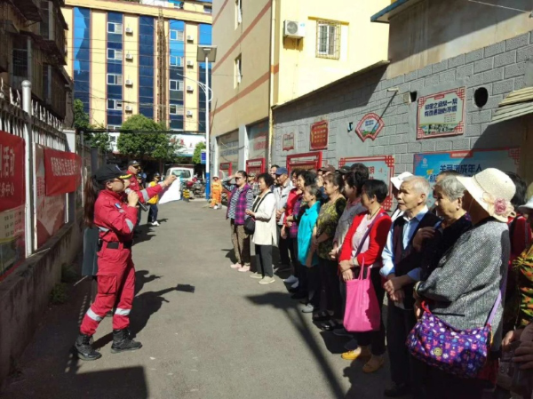 云南山鹰救援队到明通路社区为残障人士举行了专场地震疏散演练
