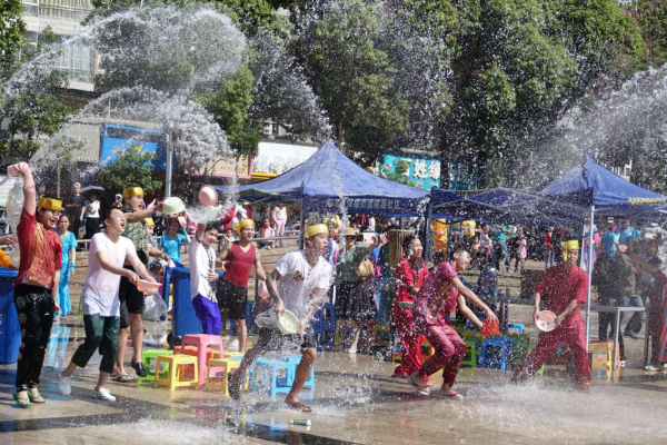大家抬起水盆相互“泼水”祝福