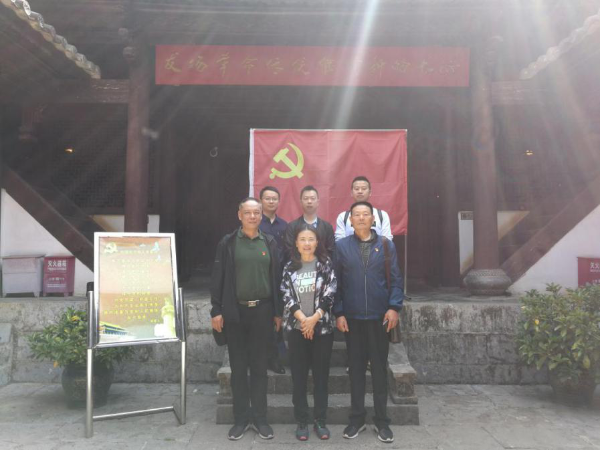 进村入户宣讲“扫黑除恶”