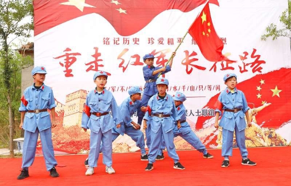向全体参加活动的人员生动讲述红军长征小故事